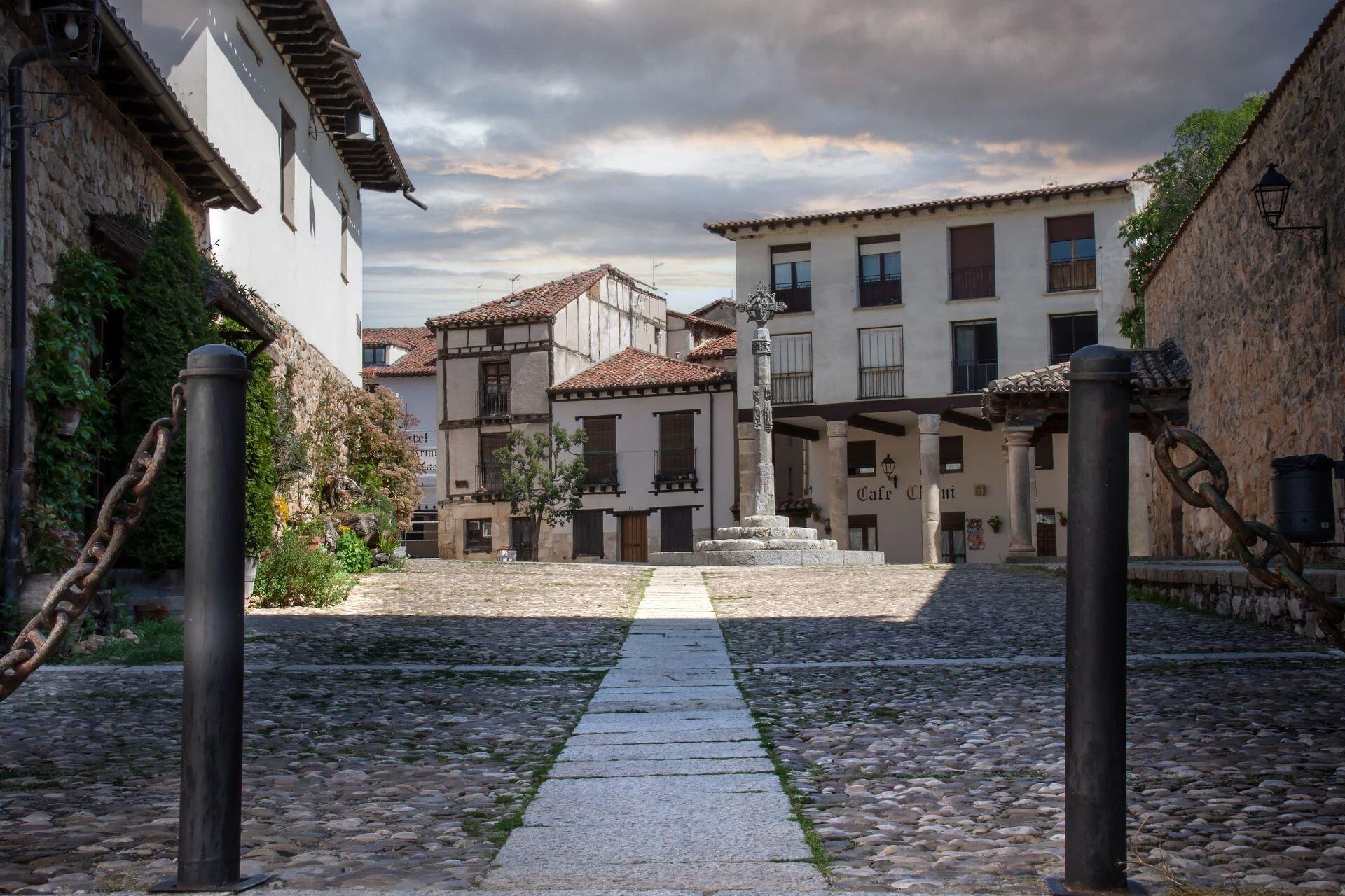 Plaza del crucero de Covarrubias